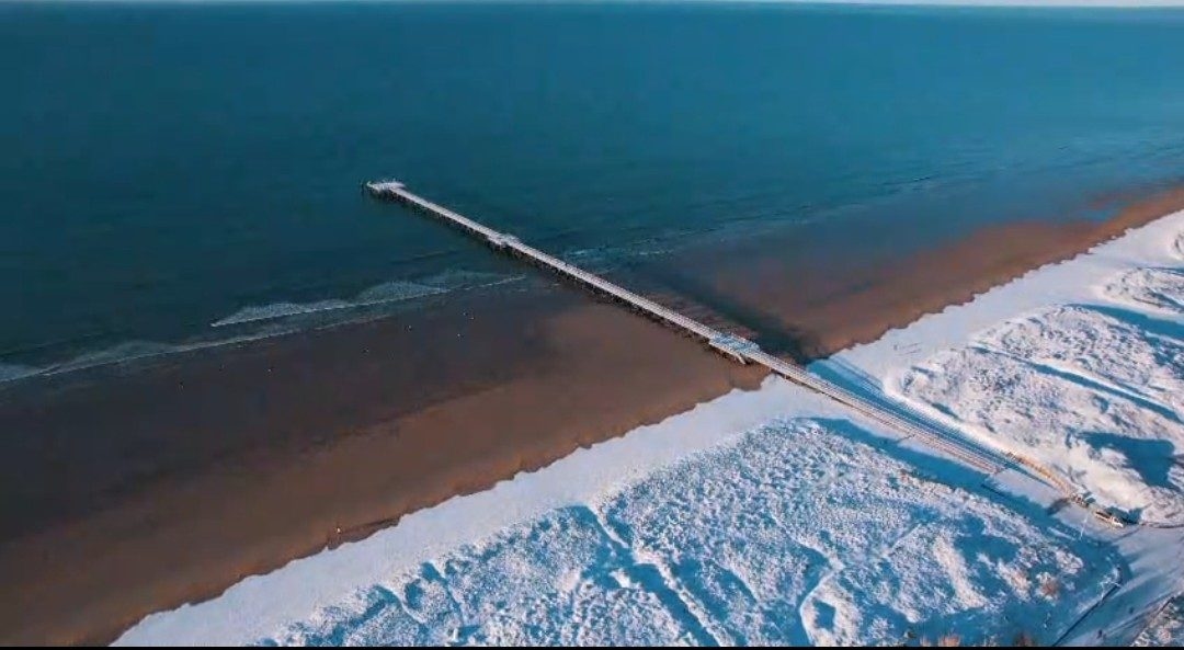 La jetée et la plage sous la neige, vues du ciel