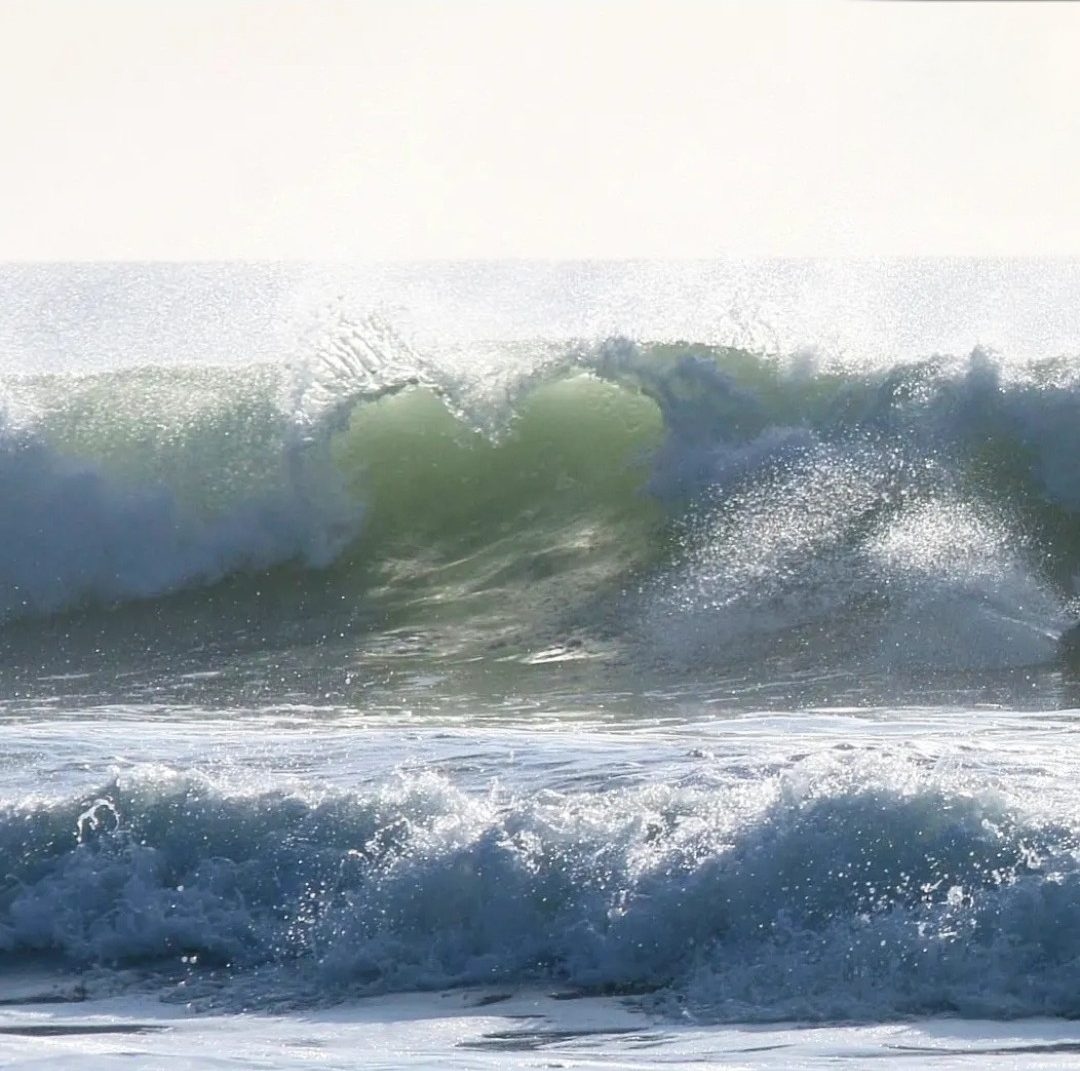 Une vague qui déferle à marée haute