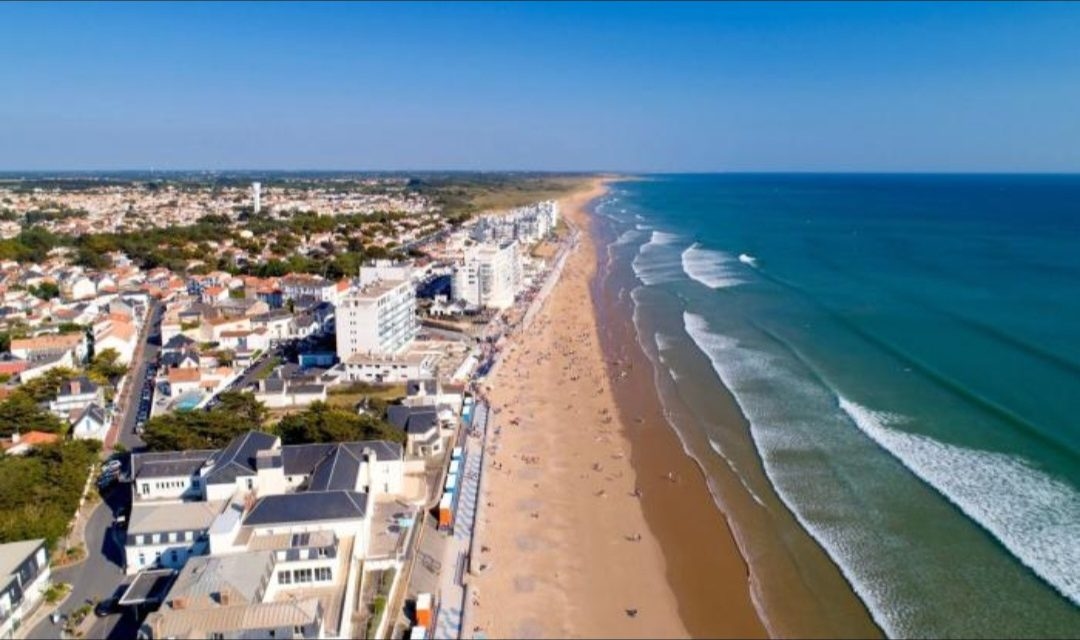 Le front de mer et la plage à marée haute, vus du ciel