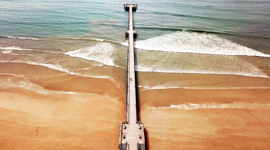 L’estacade vue d’en haut, posée sur le sable découvert