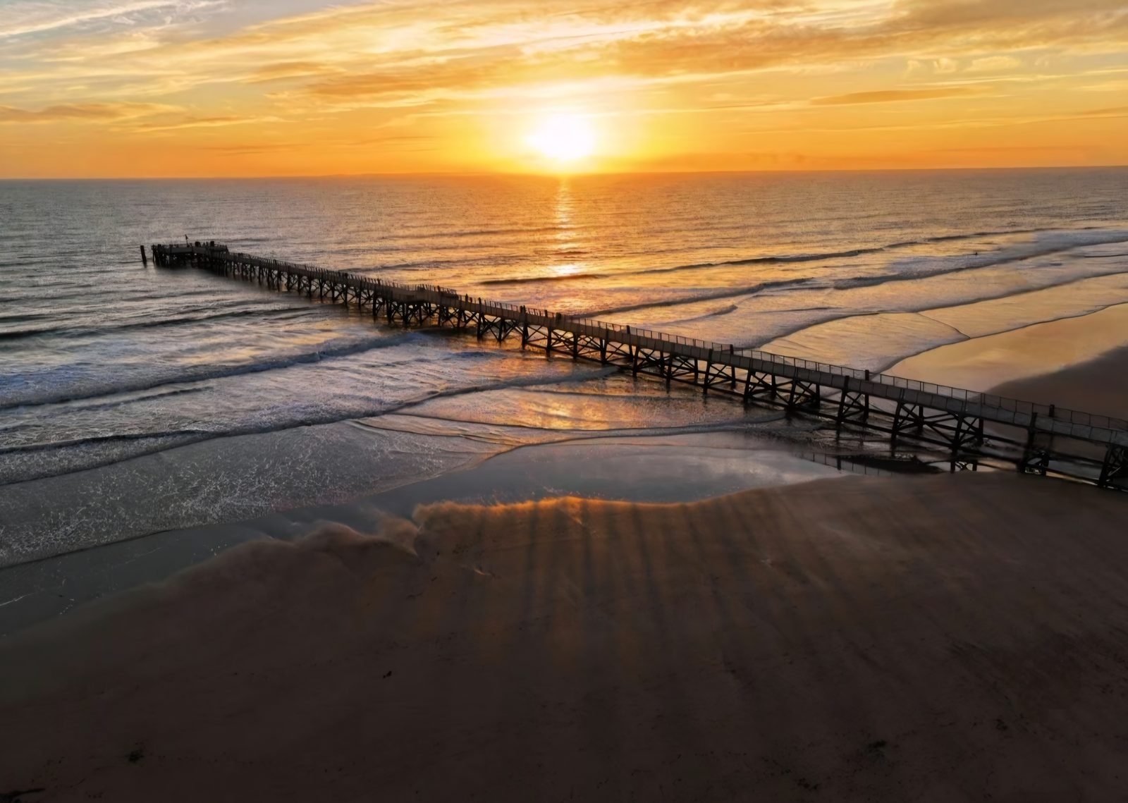 L’estacade au soleil couchant, la plage dans l’ombre