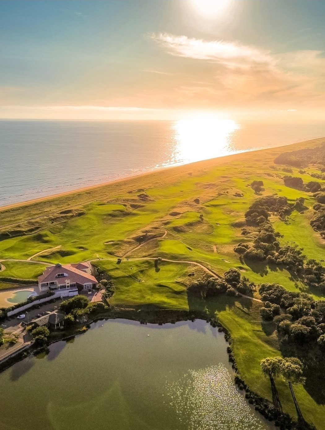 Le golf en bord de mer, vu du ciel au soleil couchant