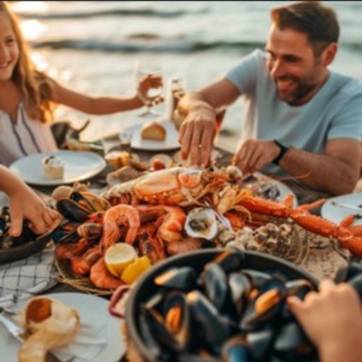 Un plateau de fruits de mer partagé en famille au bord de la mer