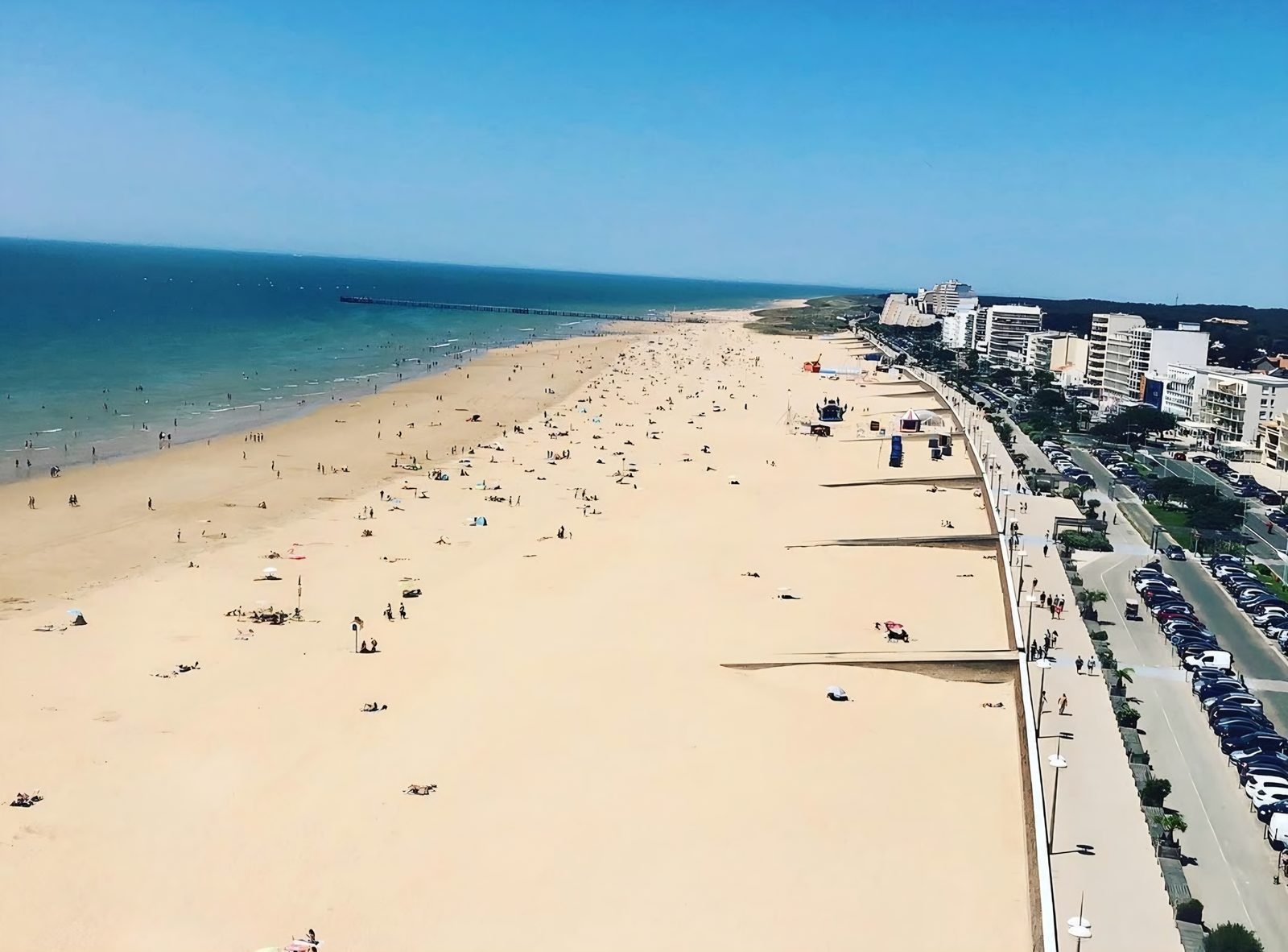 La grande plage et le remblai vus du ciel, sur des kilomètres